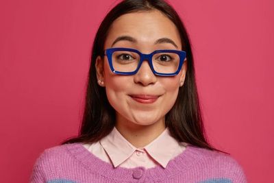 6 Rekomendasi Bentuk Kacamata untuk Wajah Bulat Kece Badai, Wajib Dicoba!