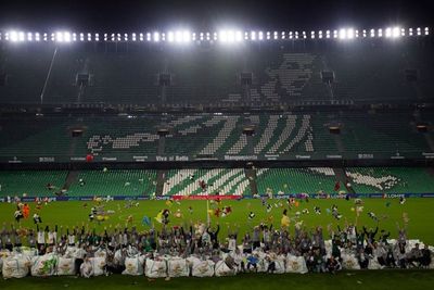 Keren Banget Nih, Fans Real Betis Lempar Ribuan Mainan ke Lapangan untuk Disumbangkan