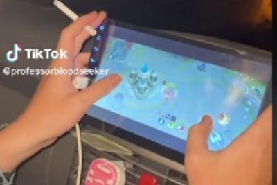 Tak Kenal Tempat, Remaja Ini Asyik Main Mobile Legends di Tape Mobil