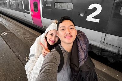 Intip Potret Mesra Azriel Hermansyah Boyong Pacar Liburan ke Eropa, Didoakan Berjodoh!