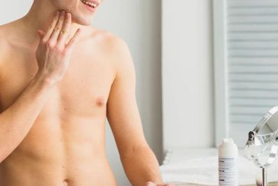 Pria Wajib Baca! Ini Cara Mengatasi Jerawat di Dada yang Mengganggu