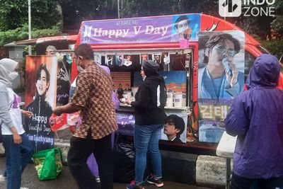 V BTS Ultah, Army Indonesia Berbagi Makanan Buat Pemotor di Pinggir Jalan di Kala Hujan