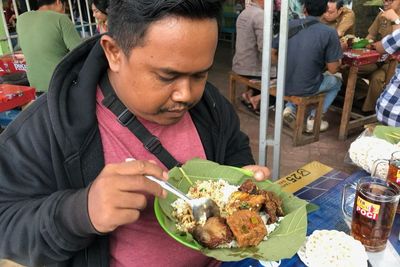 Patut Dicoba! Warung Nasi Jamblang Pelabuhan, Hidden Gem Kuliner Khas Cirebon