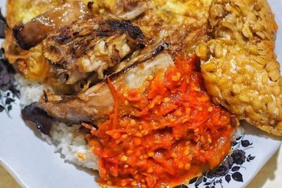 Sego Sambel Mak Yeye Pilihan Kuliner Malam di Surabaya, Pedasnya Gak Ada Lawan Rek!