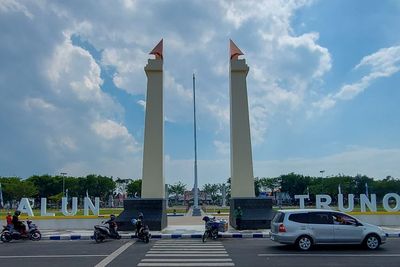 Sampang Punya Alun-Alun Termegah di Madura, Ada Payung Buka Tutup Mirip di Madinah