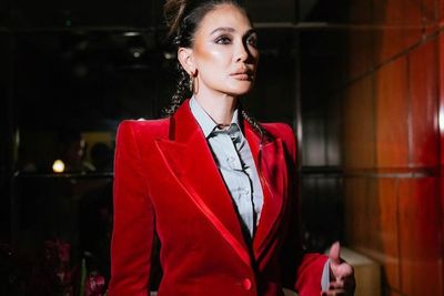 Luna Maya Pamer Penampilan Pakai Blazer Merah, Netizen Malah Singgung Nama Gading Marten