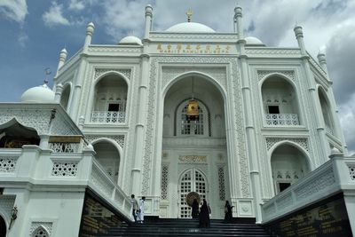 Mirip Taj Mahal India, Nama Masjid Ini Ditulis Dalam Tiga Bahasa, Dibangun Mualaf Tionghoa