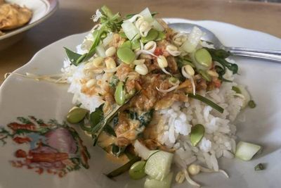 5 Warung Nasi Pecel Terkenal dan Enak, Ada yang Habiskan 15 Kg Beras Sekali Jualan!