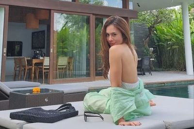 Wulan Guritno Pose Pamer Punggung Mulus di Pinggir Kolam: Ibu-ibu Tanpa Bekas Kerokan