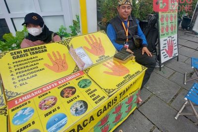 Uniknya Pekerjaan Abah Dende, Bantu Pecahkan Masalah Anak Muda Lewat Garis Tangan