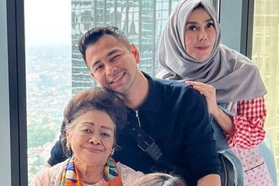Suasana Pemakaman Mami Popon, Raffi Ahmad Antar Sang Nenek Langsung ke Liang Lahat