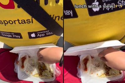 Bisa-bisanya! Customer Ojol Ini Makan Siang Dibonceng Driver, Netizen: Kenyang Angin