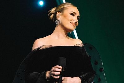 Momen Haru Adele Nangis saat Ada Fans dari Indonesia Datang ke Konsernya di Inggris