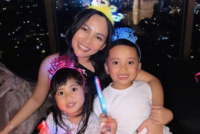 Gaya Rachel Vennya Rayakan Tahun Baru 2023 Bareng 2 Anak, Kompak Pakai Bando Kerlap-kerlip