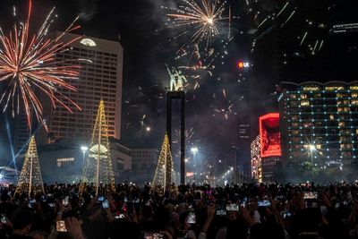 Cerita PJLP yang Bersihkan Sampah Usai Pesta Tahun Baru 2023 di Bundaran HI