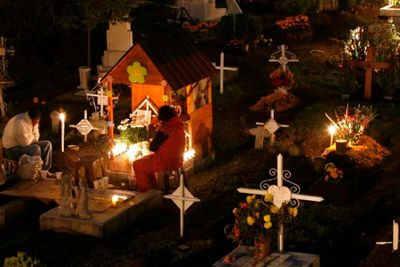 5 Tradisi Unik Sambut Tahun Baru di Berbagai Negara, Warga Chili Berdiam Diri di Makam