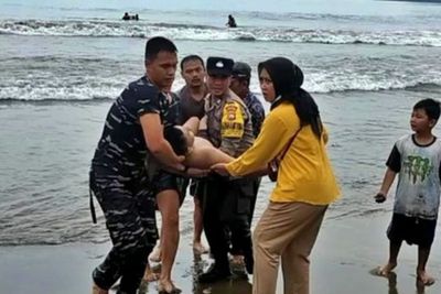 Foto-foto Penyelamatan Dramatis Siswa SMK PGRI 1 Kediri yang Tenggelam di Pantai Prigi