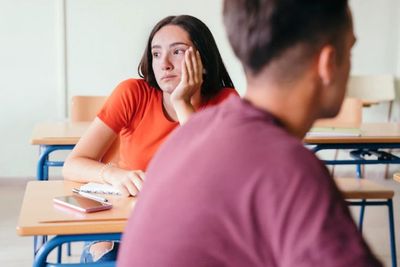 5 Penyebab Kamu Merasa Feeling Lonely Walaupun Punya Pacar, Mending Lanjut atau Putus?