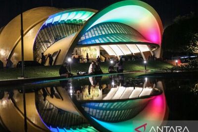 Masyarakat Padati TMII Habiskan Libur Tahun Baru, Pengunjung Mencapai 15 Ribu Hari Ini