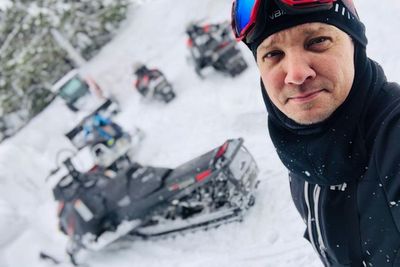 Jeremy Renner Alami Kecelakaan saat Bersihkan Salju, Kondisinya Kritis