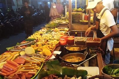 Berbeda! Warung Seblak di Pasuruan Konsepnya Kekinian, Bebas Ambil Sendiri Sesuai Selera