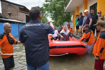 Ita Terima Langsung Bantuan Penanganan Banjir dari Kementerian Sosial