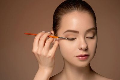 Girls, Yuk Intip Cara Bikin Eyeliner Putih yang Kece!