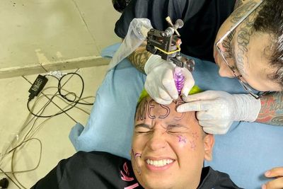 Bukannya Keren Malah Jadi Kocak, Pria Ini Nyesal Bikin Tato Messi di Wajahnya