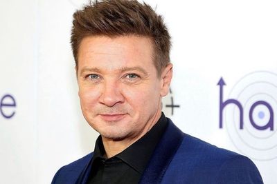 Masih Kritis, Aktor Jeremy Renner Kena Hantaman di Dada hingga Butuh 2 Kali Operasi