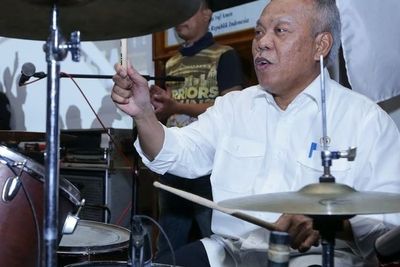 Gaya Kece Menteri Basuki saat Jadi Drummer Dadakan Band Kotak, Tuai Pujian Netizen