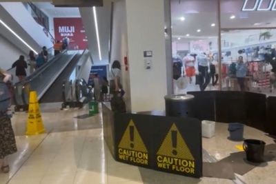 Heboh! Atap Mal Bocor, Pengunjung Sampai Dievakuasi Akibat Hujan Deras dan Petir
