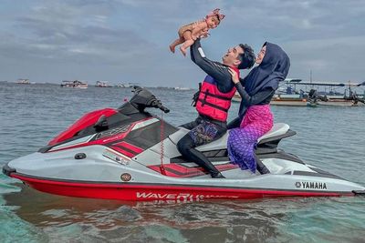 Liburan ke Bali, Ria Ricis Dikritik Netizen karena Bawa Anak Naik Jet Ski Tanpa Pelampung