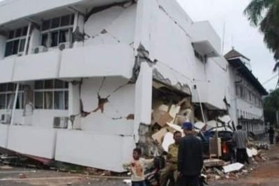 Potret Kerusakan Gempa Jayapura, Mal dan Hotel Hancur, Pasien Rumah Sakit Dibawa Keluar