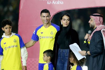 Gaya Georgina Rodriguez Dampingi Ayang Ronaldo di Arab, Elegan Pakai Outer Hitam Panjang