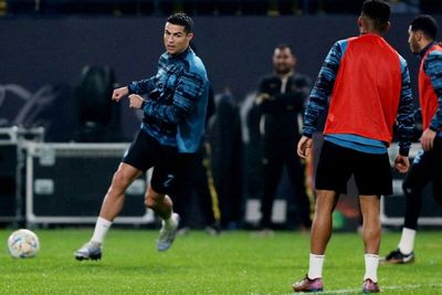 Cuma Lihat Cristiano Ronaldo Tahan-Tendang Bola, Fans Al Nassr Heboh Banget!