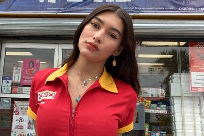 Viral! Wajah Kasir Minimarket Ini Disebut Mirip Dua Lipa hingga Hailey Bieber