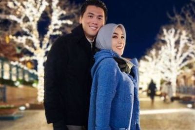 Bantah Isu Cerai? Syahrini Pamer Reino Barack Cium Keningnya Tambah Lengket