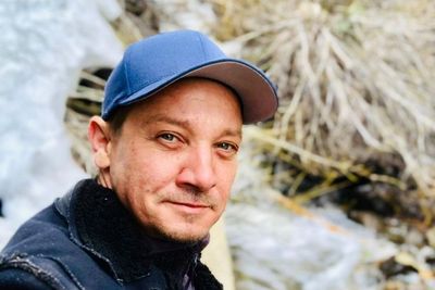 Jeremy Renner Pamer Selfie usai Kritis, Banjir Doa dari Teman dan Fans