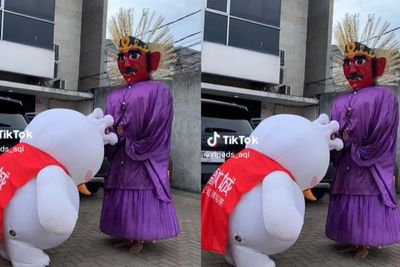 Aksi Kocak Maskot Mixue Sungkem ke Ondel-ondel, Netizen: Hormat Sama Sesepuh Jakarta