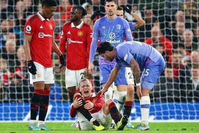 Van de Beek Nangis Usai Ditekel Keras, Kakinya Sampai Bengkok