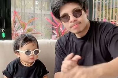 Ameena Belajar Jalan Dituntun Papata Pakai Outfit Gemas Curi Perhatian