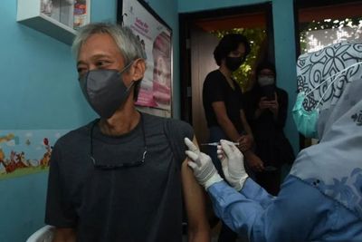 Dokter Sebut Isu Sosial Bikin Lansia Ogah Vaksin Booster: Bisa Sebabkan Penyakit