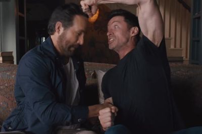 Hugh Jackman Memohon Academy agar Ryan Reynolds Tak Diberikan Oscar