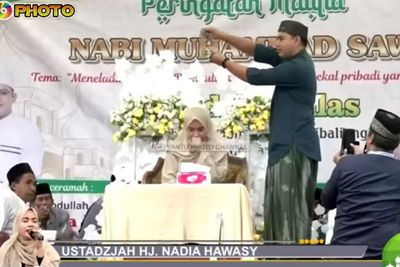 Video Ustadzah Disawer Lelaki saat Tilawah Bikin Netizen Geram: Jangan Samain Biduan