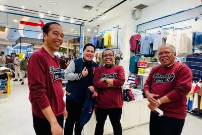 Kompak Pakai Sweater Produk Lokal, Presiden Jokowi dan Menteri Mirip Boyband
