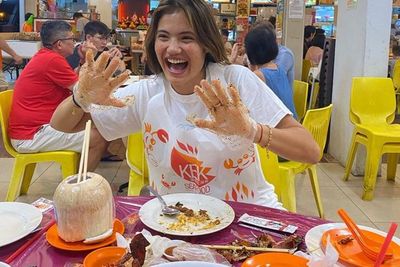 Petenis Inggris Emma Raducanu Ketagihan Kepiting Lada Hitam, Tangannya Belepotan Semua