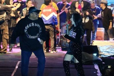 Wali Kota Tegal Pegang Uci Sucita saat Joget Jadi Sorotan, Netizen: Artisnya Gak Nyaman