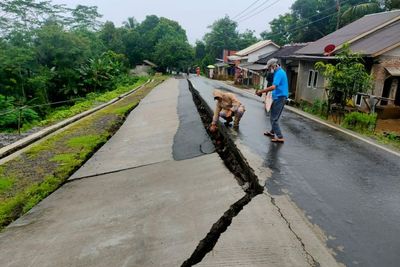 Horor! Jalan Amblas di Pandeglang, Kedalamannya Sampai 3 Meter