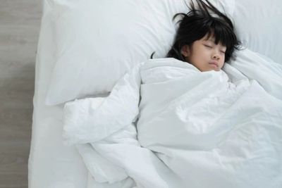 Anak Sering Tidur dan Berat Badan Turun Gejala TBC? Ini Penjelasan Dokter