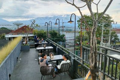 Warung WOW: Makan di Sini Bisa Melihat Dua Gunung Besar, View-nya Ajib Banget!